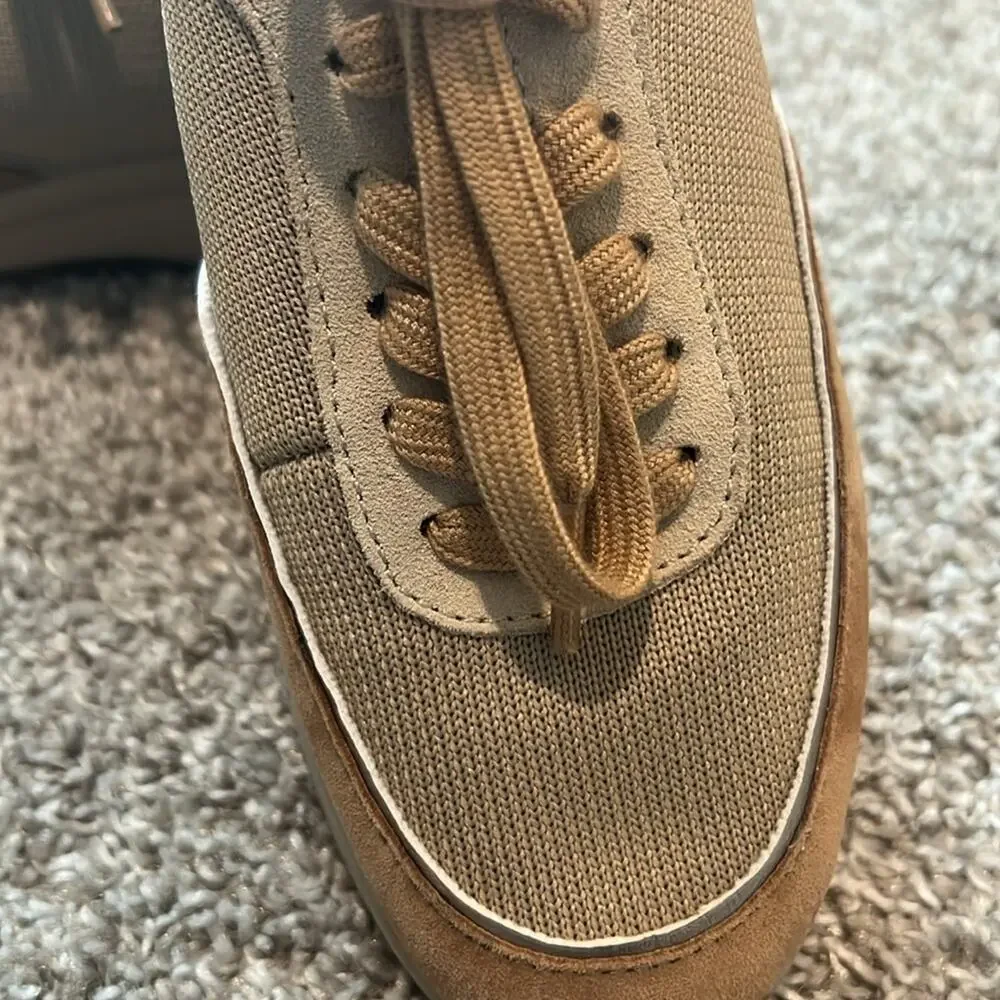New Naturalizer Sarina beige tennis shoes sneakers Size 5‎ Gold -insole missing.
